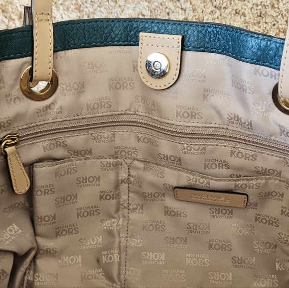 Michael Kors Women Jet Set in Teal Leather Zip Tote Bag with Logo Charm - Picture 14 of 14